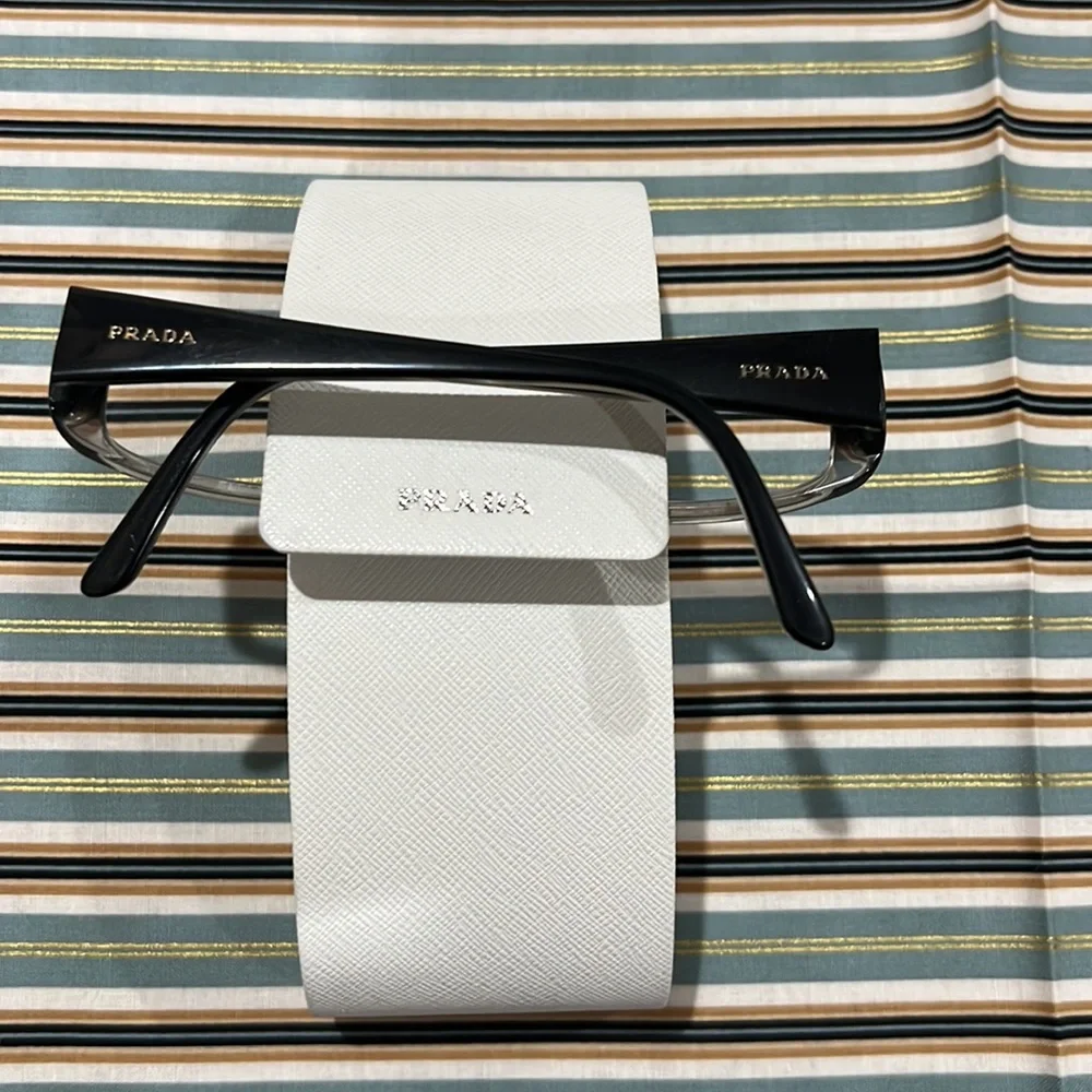 Prada - Picture 2 of 11